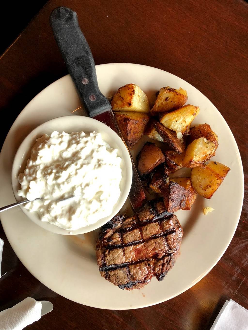 Hobos Tavern | restaurant | 1411 Whitehall Rd, Muskegon, MI 49445, USA | 2317190247 OR +1 231-719-0247