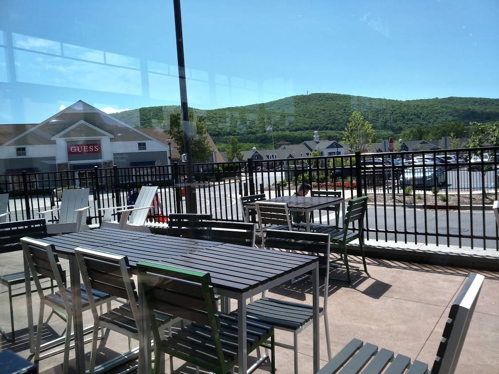 Shake Shack | meal takeaway | 199 Niagara Lane, Central Valley, NY 10917, USA | 8458273140 OR +1 845-827-3140