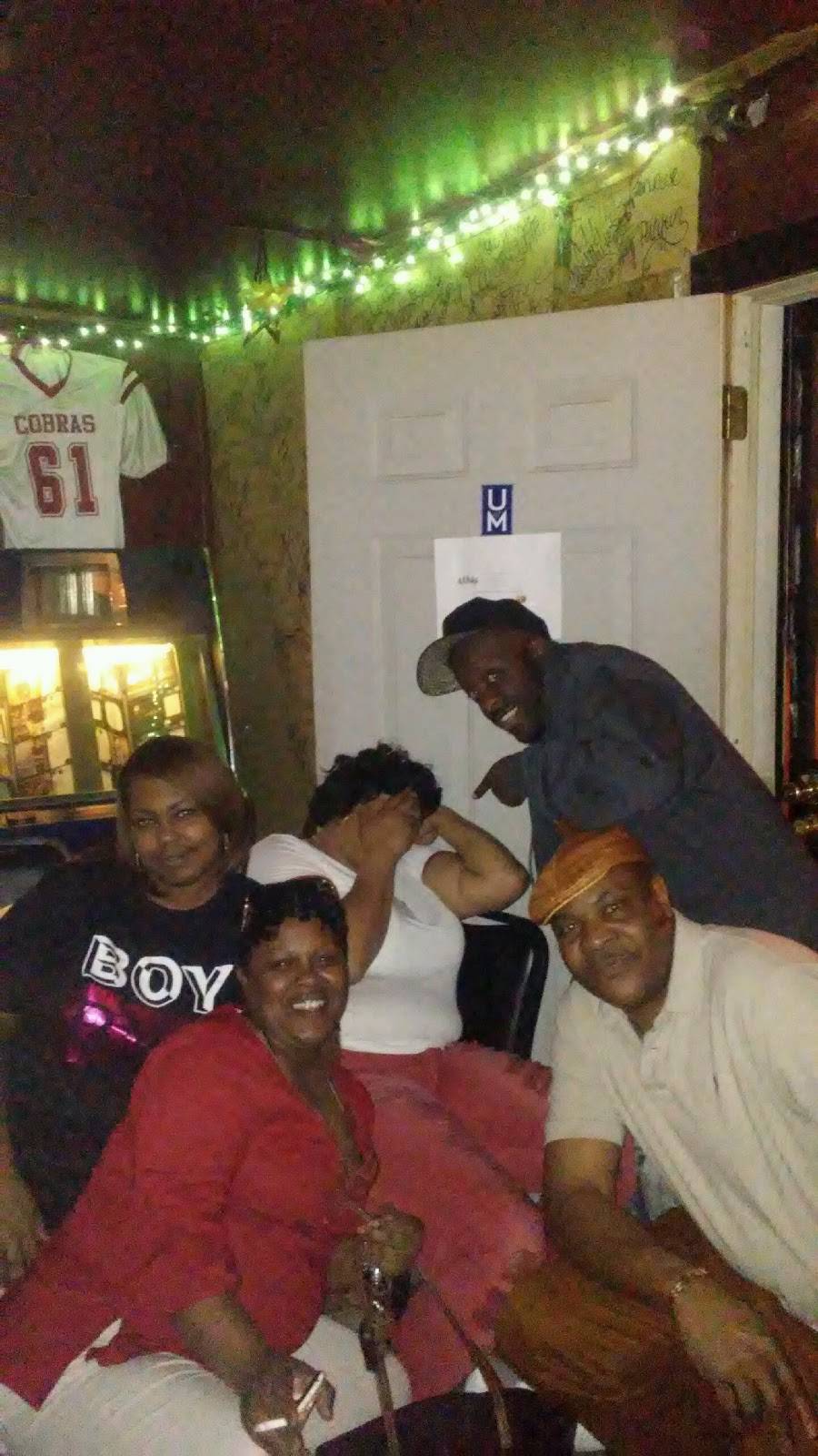 Aunt Coras Pit Bar B Que | cafe | 73 E McLemore Ave # 7, Memphis, TN 38106, USA | 9019425506 OR +1 901-942-5506