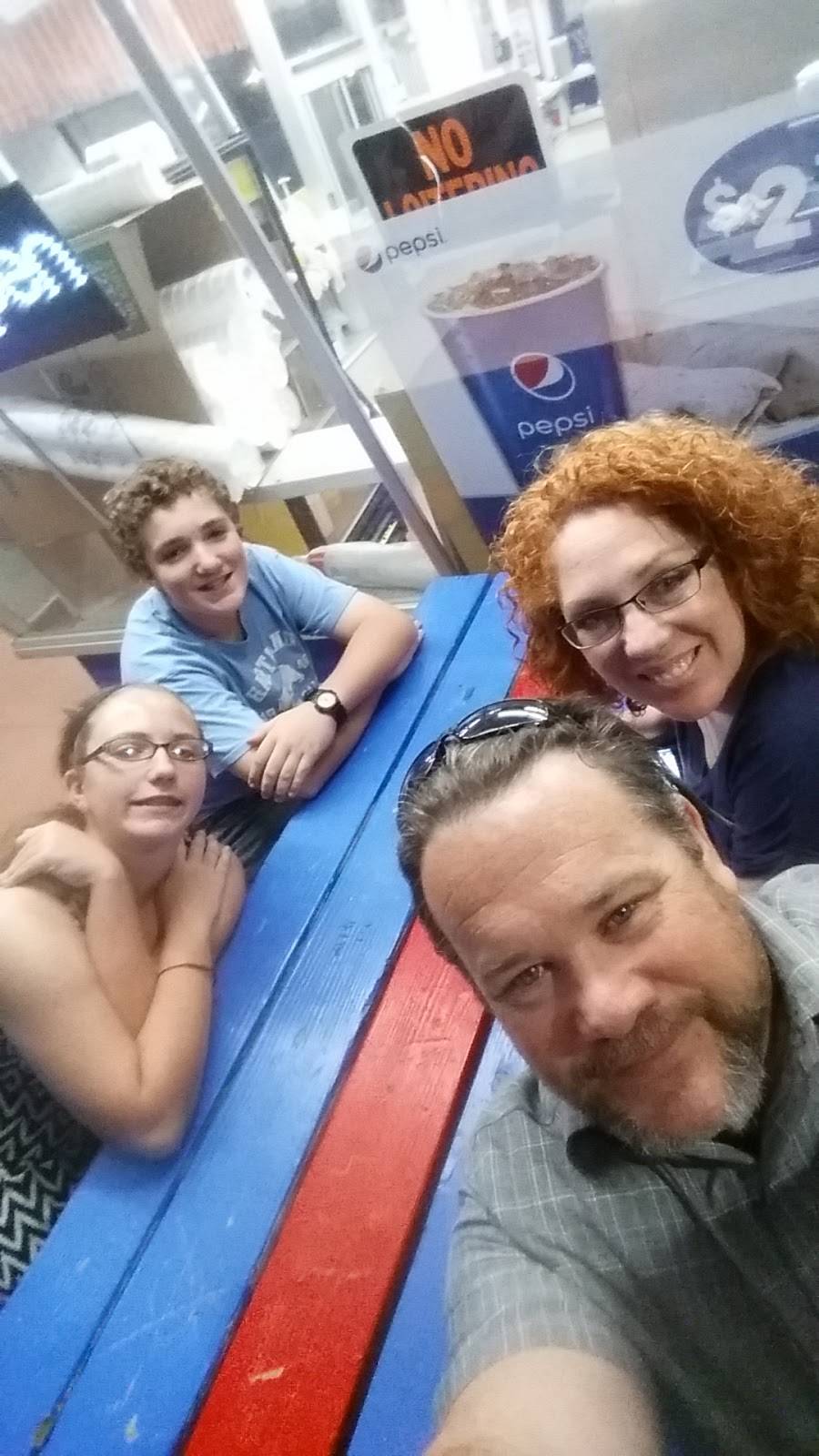 Youngs Drive-In | restaurant | 216 Oildale Dr, Bakersfield, CA 93308, USA | 6613997874 OR +1 661-399-7874