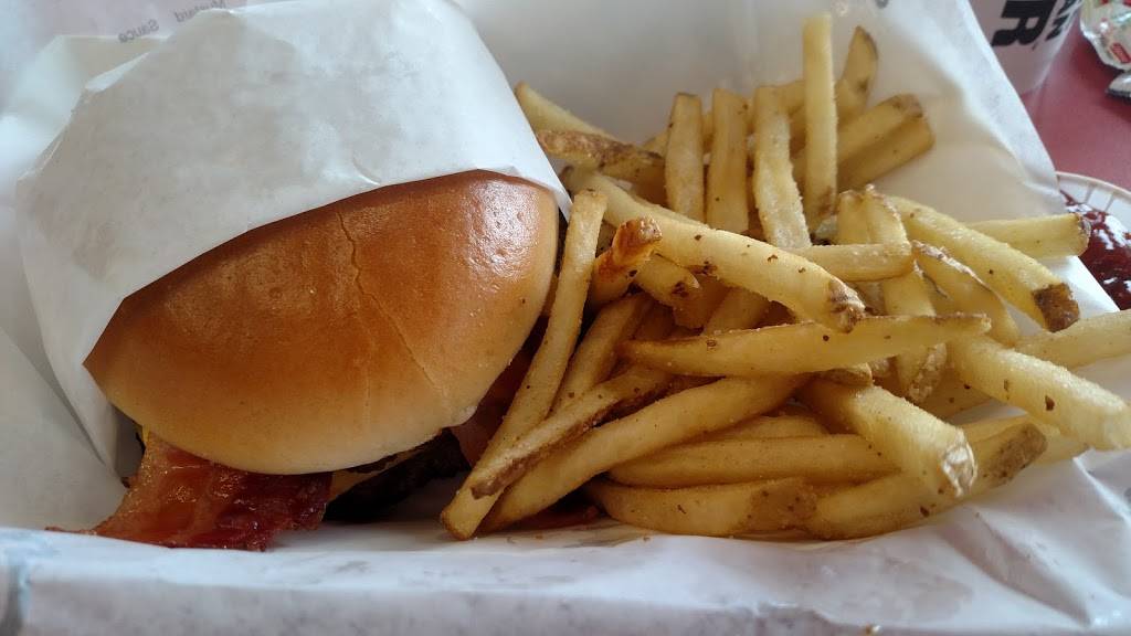 Hardees | restaurant | 1523 E College Ave, Normal, IL 61761, USA | 3094545420 OR +1 309-454-5420