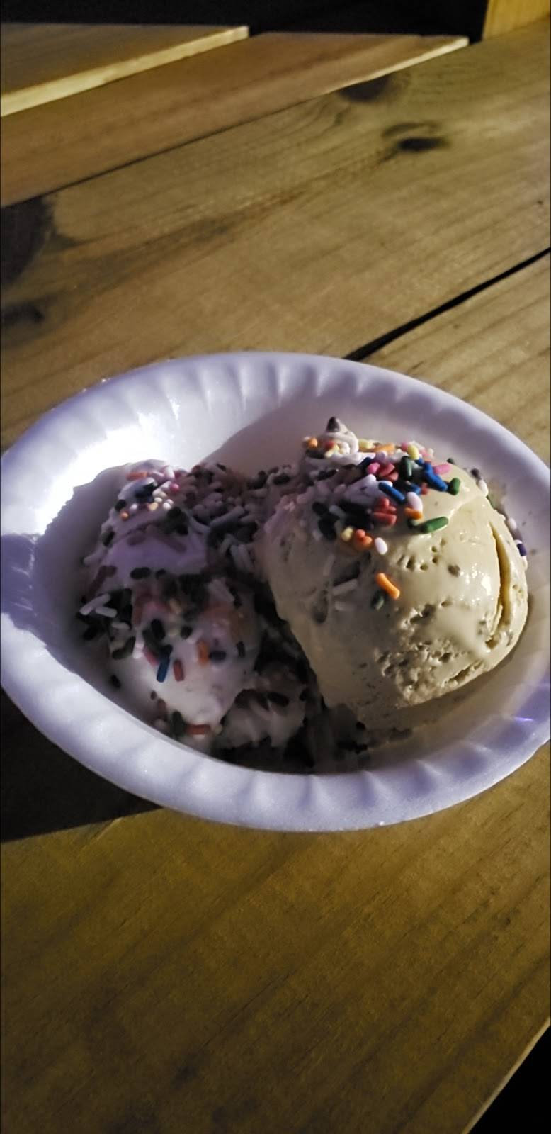 Two Chicks Sandwiches and Scoops | restaurant | 102 S Main St, Belmont, NC 28012, USA | 7045609711 OR +1 704-560-9711