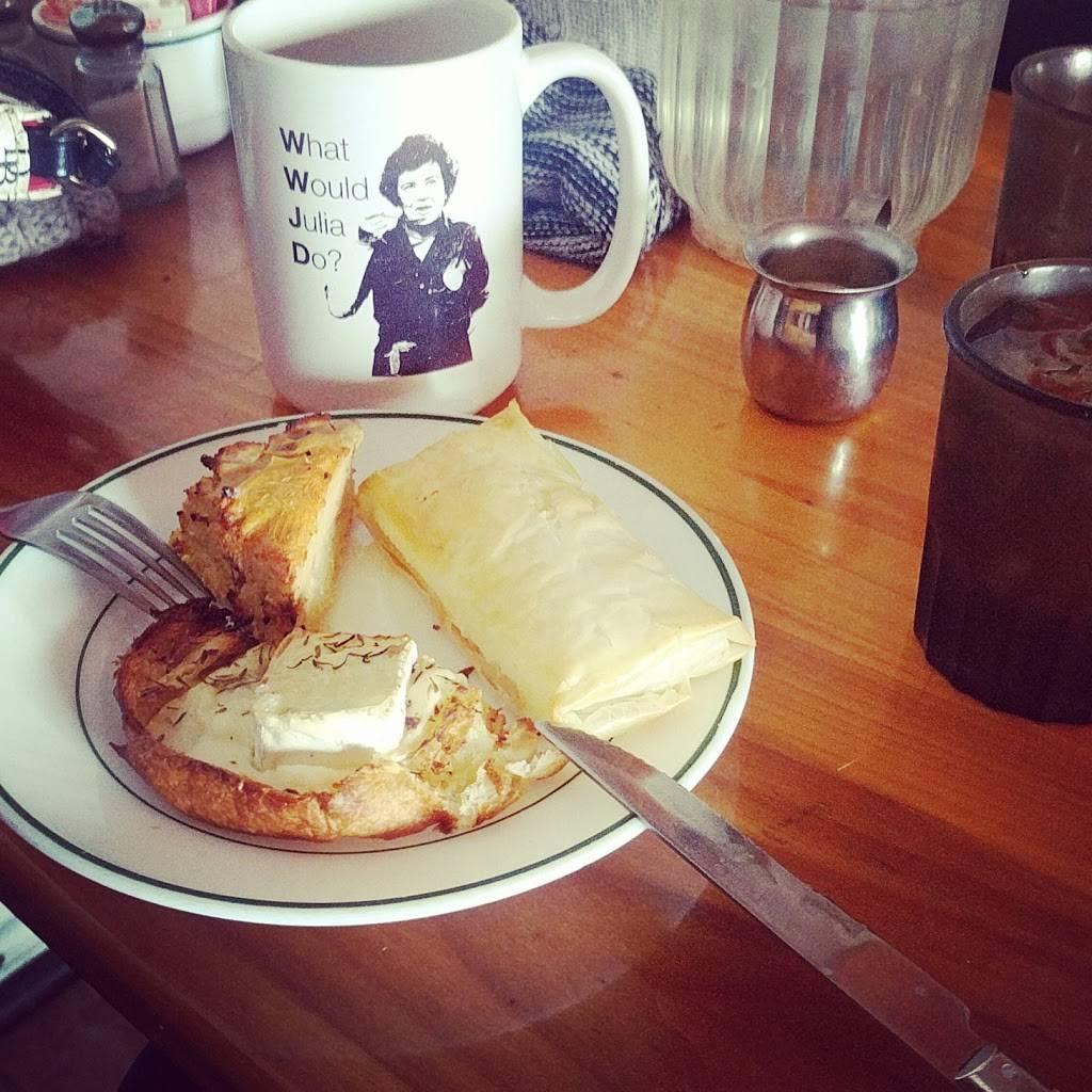 Le Petit Cafe | restaurant | 308 W 6th St, Bloomington, IN 47404, USA | 8123349747 OR +1 812-334-9747