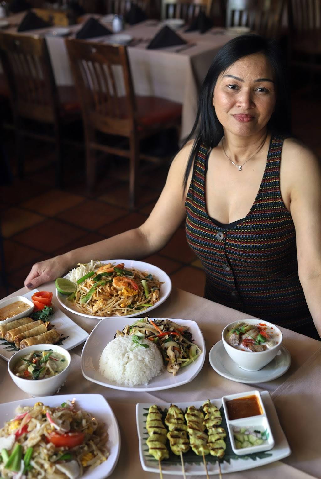 Family Thais Asian Bistro | restaurant | 208 N Market St Suite 150, Dallas, TX 75202, USA | 9727739950 OR +1 972-773-9950