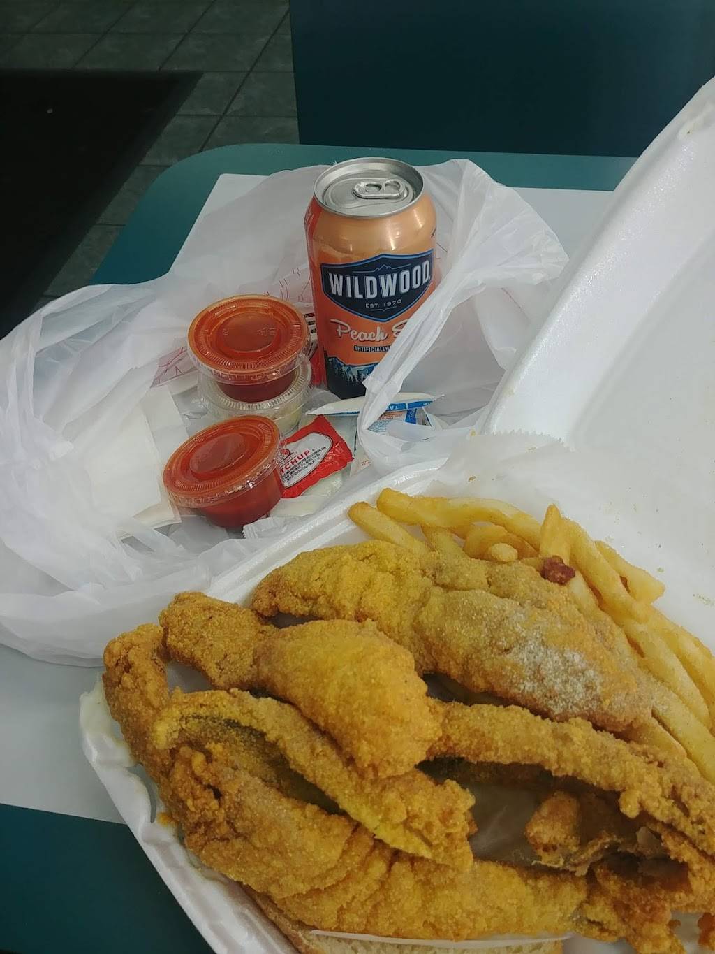 Sharks Fish & Chicken | restaurant | 5834 W Villard Ave, Milwaukee, WI 53218, USA | 4144648888 OR +1 414-464-8888