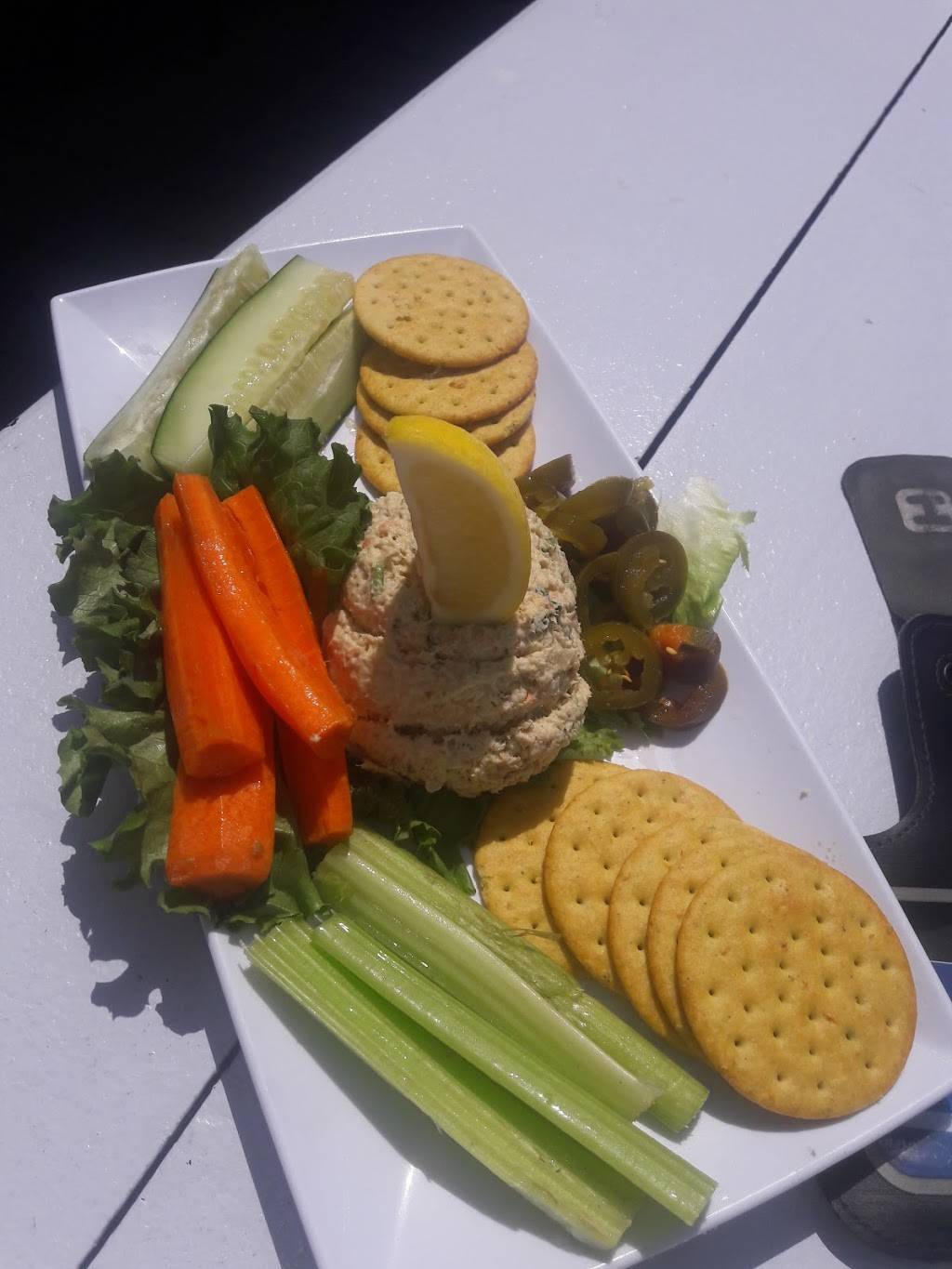 Shark Tales Waterfront Restaurant | restaurant | 677 75th Ave, St Pete Beach, FL 33706, USA | 7277670070 OR +1 727-767-0070