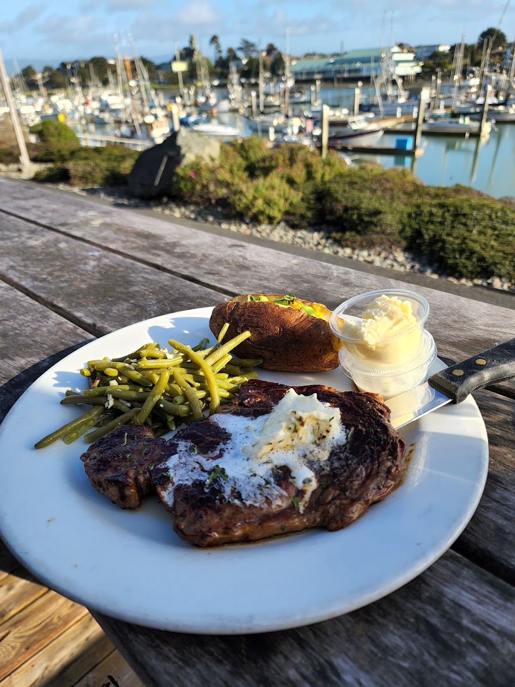 Café Marina & Woodleys Bar | restaurant | 601 Startare Dr, Eureka, CA 95501, USA | 7074432233 OR +1 707-443-2233