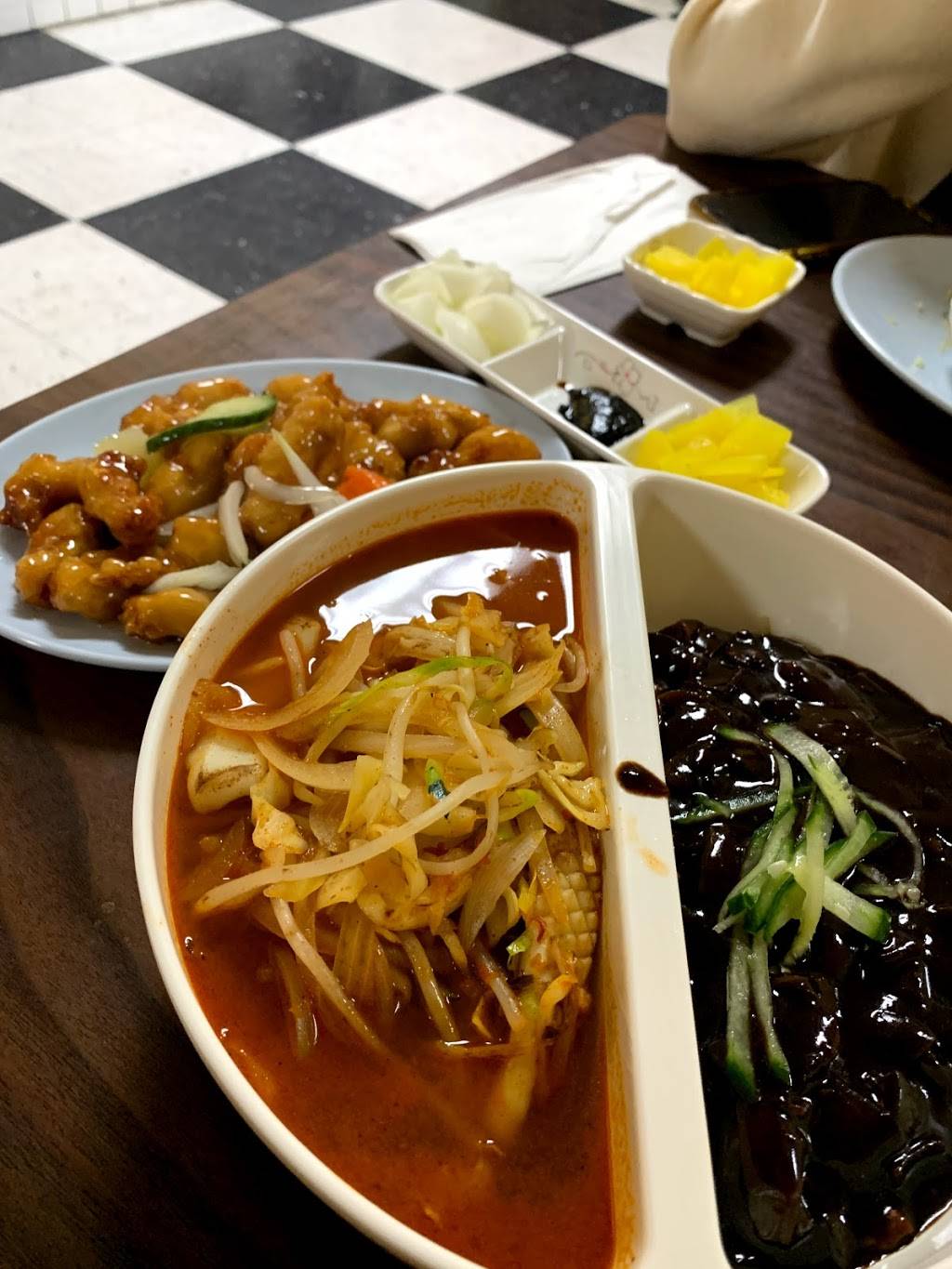 Dumpling House | restaurant | 17424 Hwy 99, Lynnwood, WA 98037, USA | 4257456642 OR +1 425-745-6642