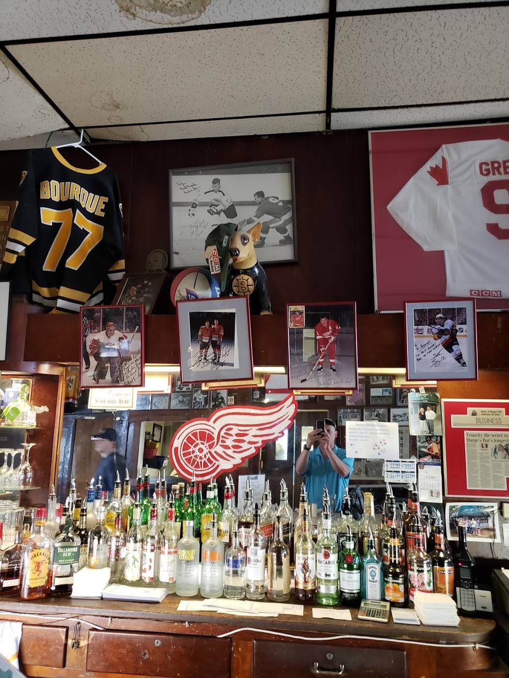 Marges Bar and Grill | restaurant | 15300 Mack Ave, Grosse Pointe, MI 48230, USA | 3138818895 OR +1 313-881-8895