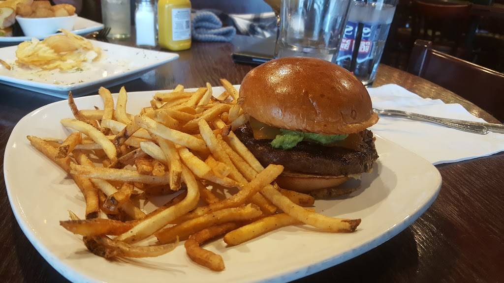 Ellyns Tap & Grill | restaurant | 940 Roosevelt Rd, Glen Ellyn, IL 60137, USA | 6309420940 OR +1 630-942-0940