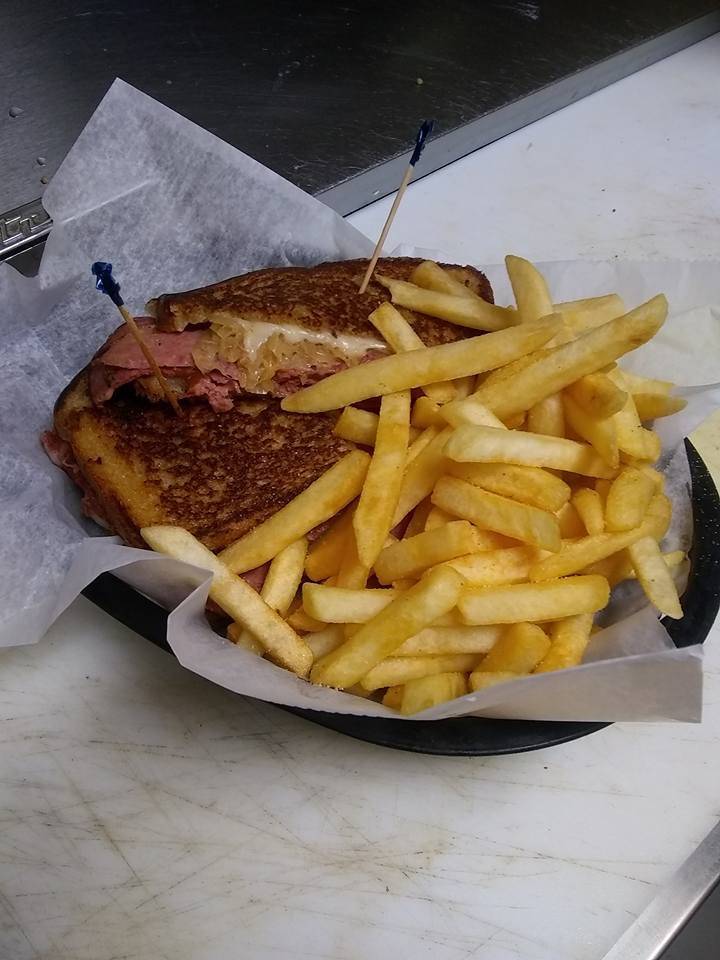 The Clubhouse Bar and Grill | restaurant | 9163 Wicker Ave, St John, IN 46373, USA | 2193655509 OR +1 219-365-5509