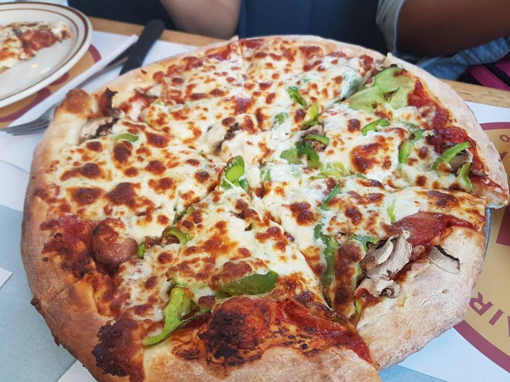 Gigi Pizzeria | restaurant | 302 Chemin du Bord-du-Lac, Pointe-Claire, QC H9S 4L5, Canada | 5146974587 OR +1 514-697-4587