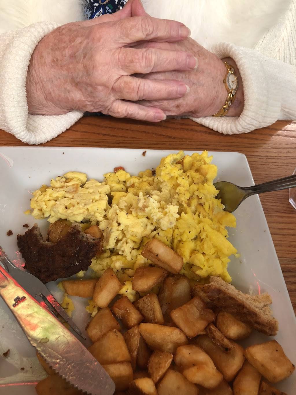 Chilis Grill & Bar | meal takeaway | Terminal 2, Gate E20, St. Louis, MO 63145, USA | 3144293400 OR +1 314-429-3400