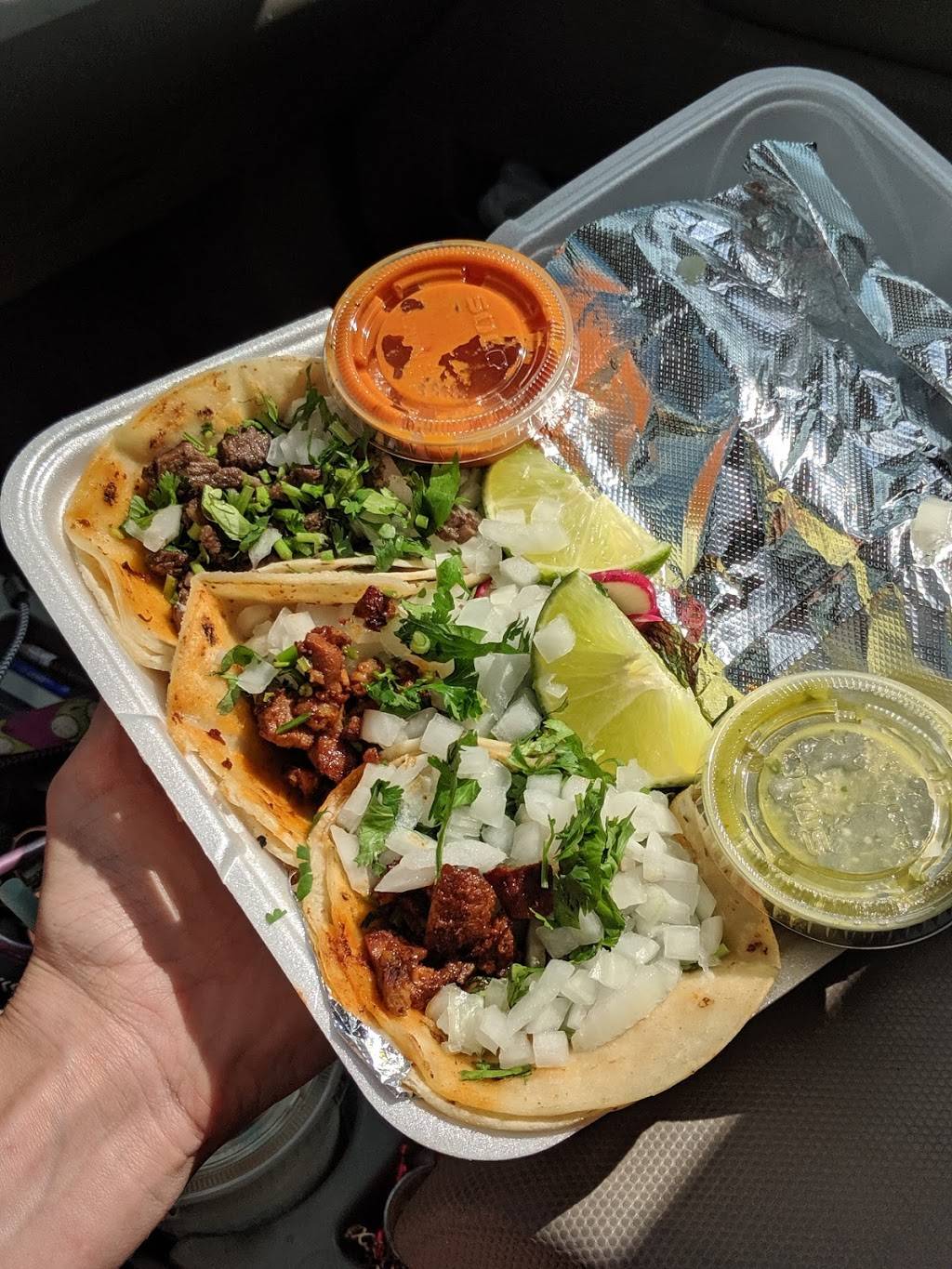 El Pariente Mexican Food Truck | restaurant | 1570 White Bear Ave, St Paul, MN 55106, USA | 6122506288 OR +1 612-250-6288