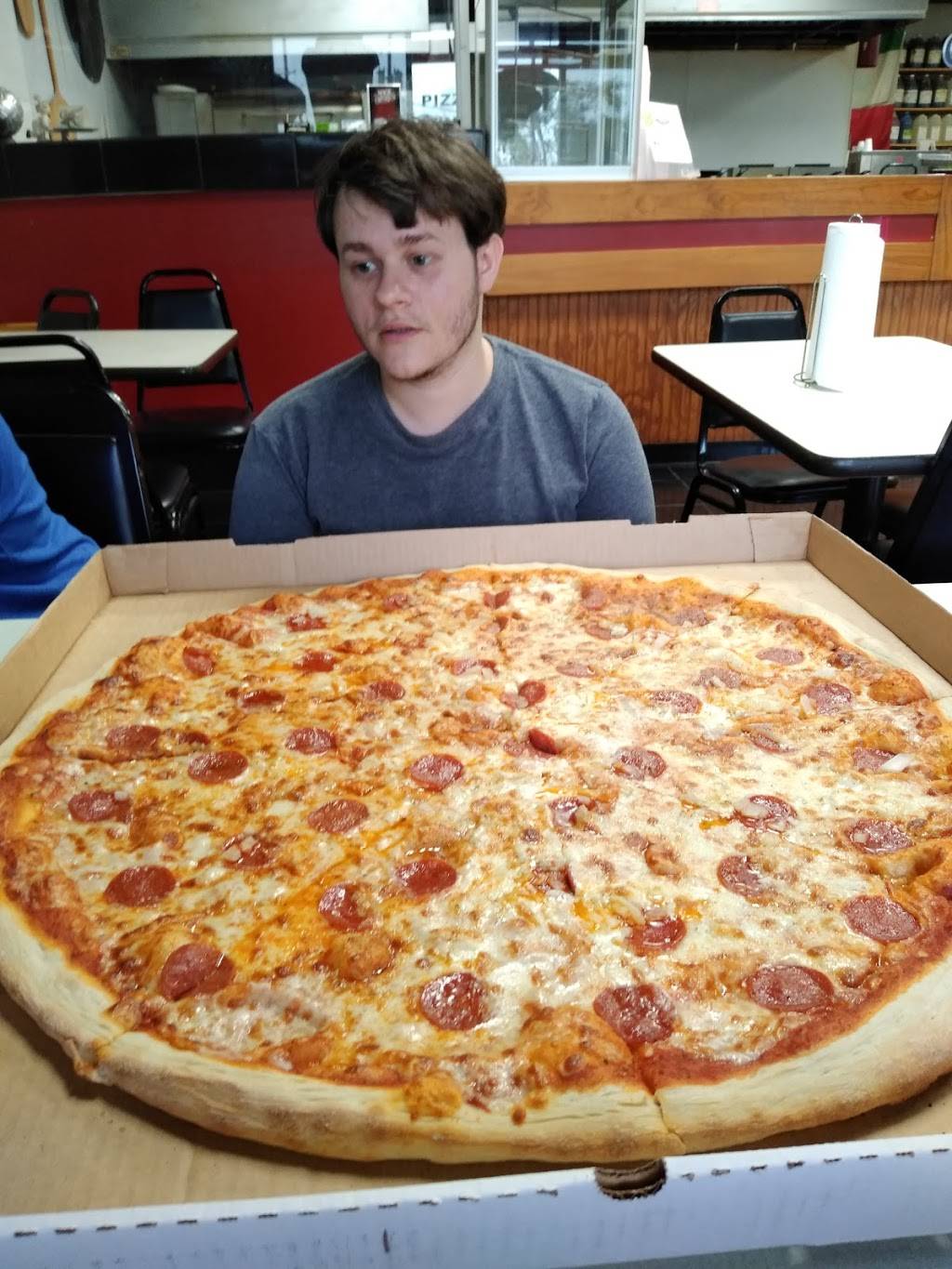 Charlies Pizza & Wings | restaurant | 4439 Gunn Hwy, Tampa, FL 33618, USA | 8139687800 OR +1 813-968-7800