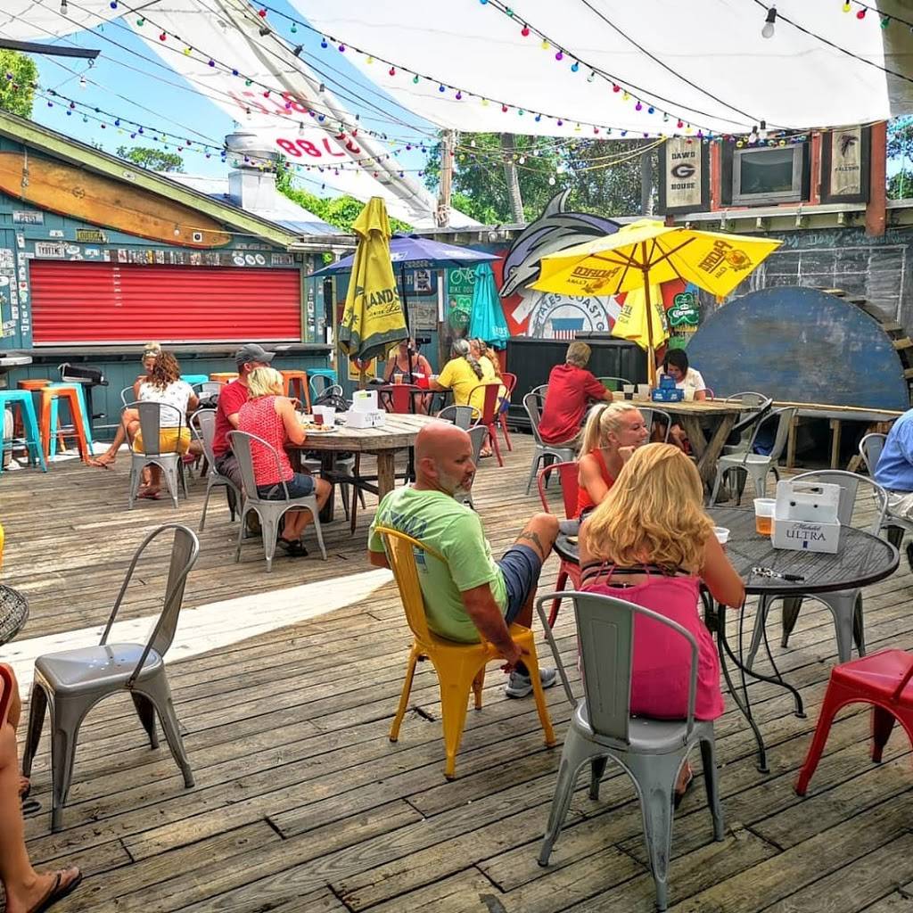 Huc-A-Poos Bites and Booze | restaurant | 1213 US-80, Tybee Island, GA 31328, USA | 9127865900 OR +1 912-786-5900