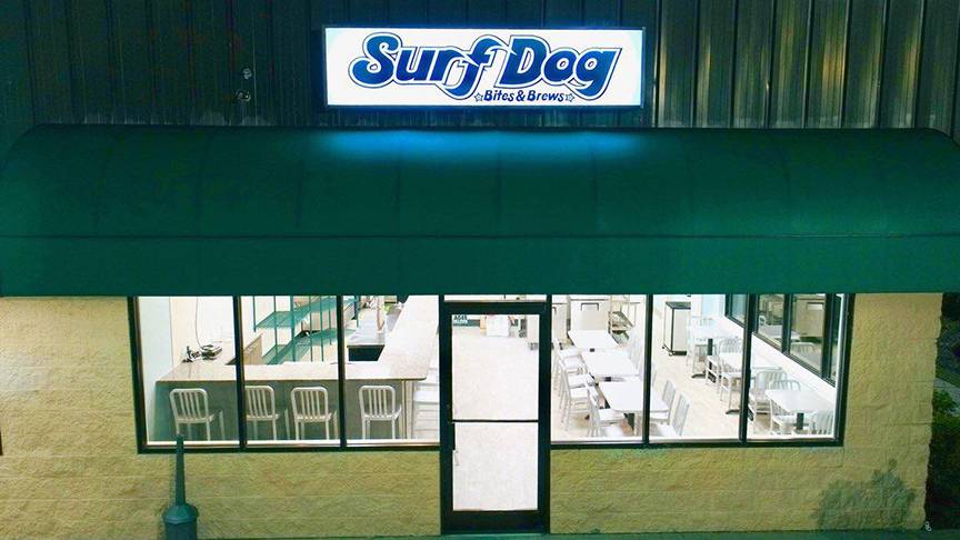 SurfDog Bites & Brews | restaurant | 204 N New River Dr A, Surf City, NC 28445, USA | 9105412358 OR +1 910-541-2358