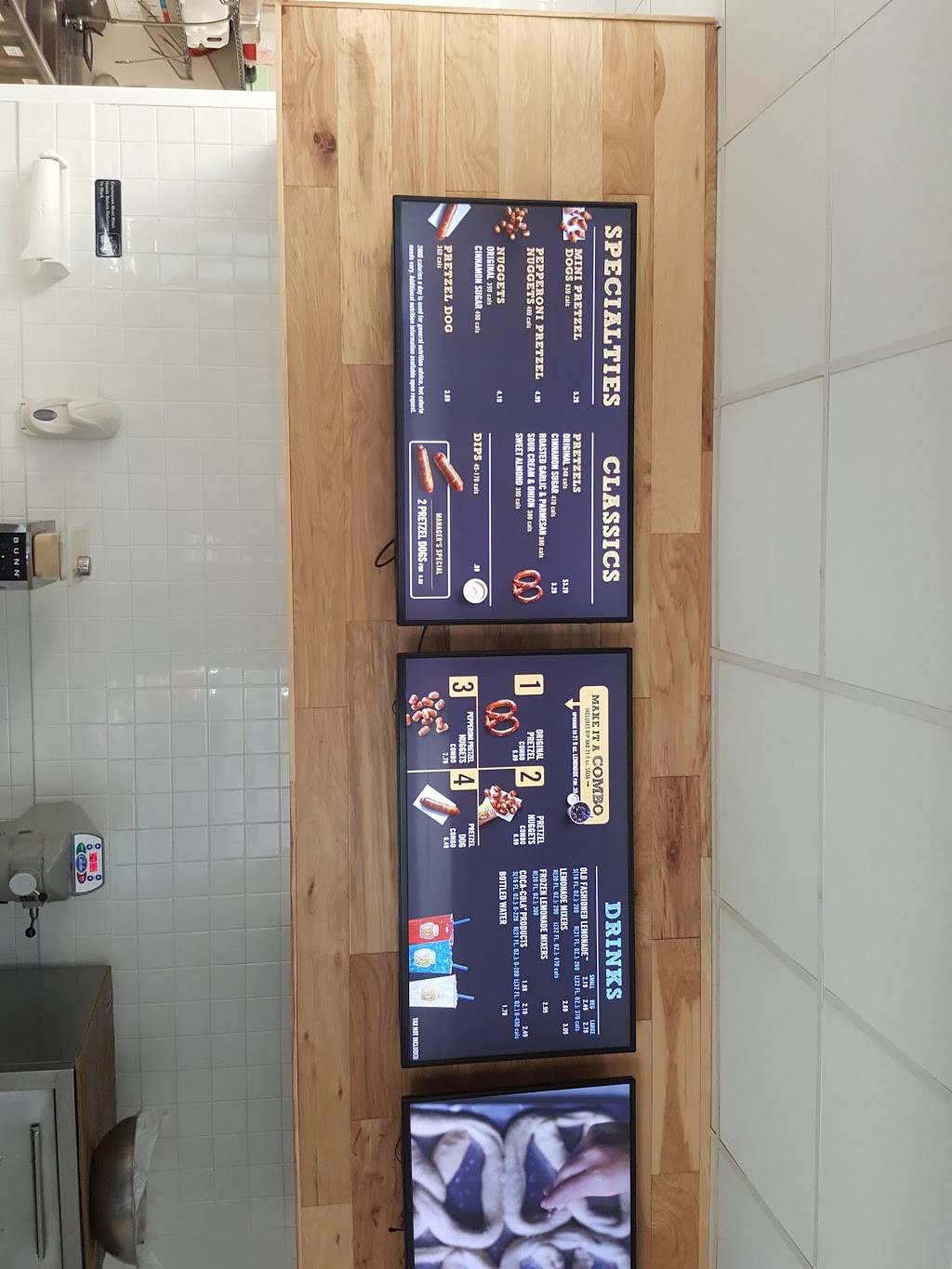 Auntie Annes | cafe | 3333 W Touhy Ave Space D02B, Lincolnwood, IL 60712, USA | 8473298250 OR +1 847-329-8250