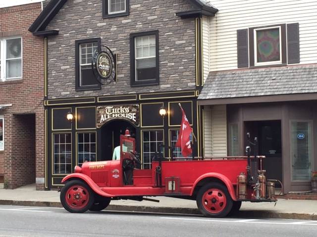 Tucks Ale House | restaurant | 160 Main St, Farmington, ME 04938, USA | 2078602666 OR +1 207-860-2666