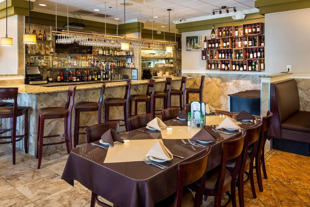 Ginos Trattoria Per Tutti | restaurant | 15215 Collier Blvd, Naples, FL 34119, USA | 2393549955 OR +1 239-354-9955