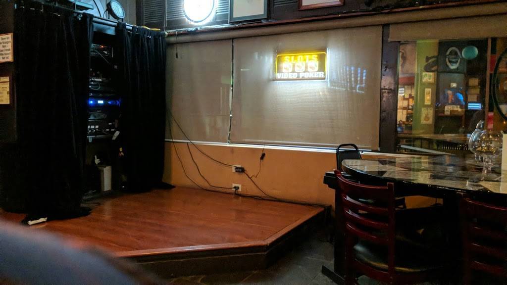 Shanahans Food & Spirits | night club | 1999 75th St, Woodridge, IL 60517, USA | 6309855945 OR +1 630-985-5945