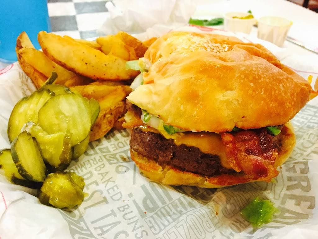 Fuddruckers | restaurant | 40955 Van Dyke Ave, Sterling Heights, MI 48313, USA | 5869777760 OR +1 586-977-7760