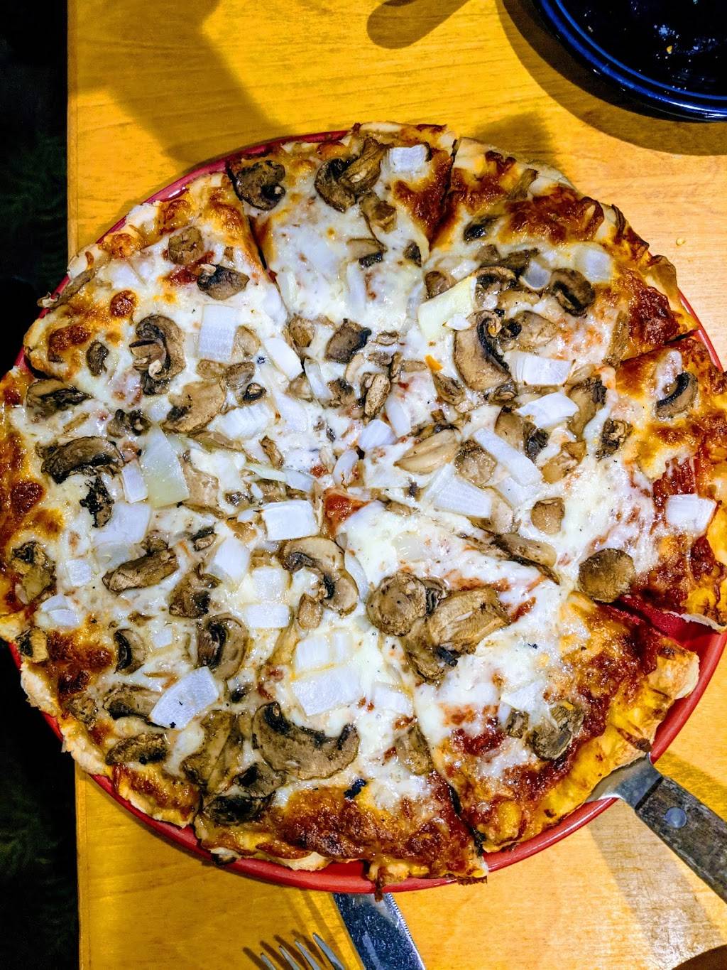 Santos Pizza & Pasta | restaurant | 7565 Pearl Rd, Cleveland, OH 44130, USA | 4402346480 OR +1 440-234-6480