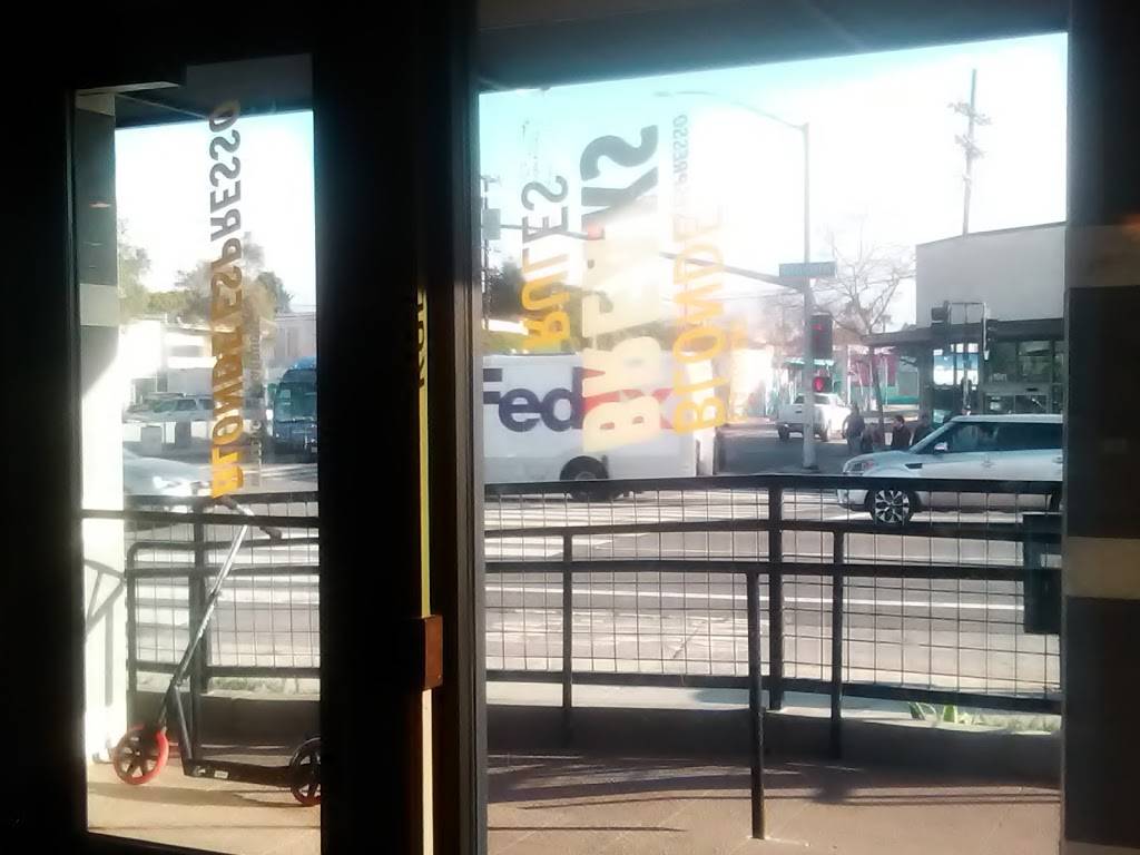 Starbucks | cafe | 1900 Lincoln Blvd, Santa Monica, CA 90405, USA | 3106647049 OR +1 310-664-7049