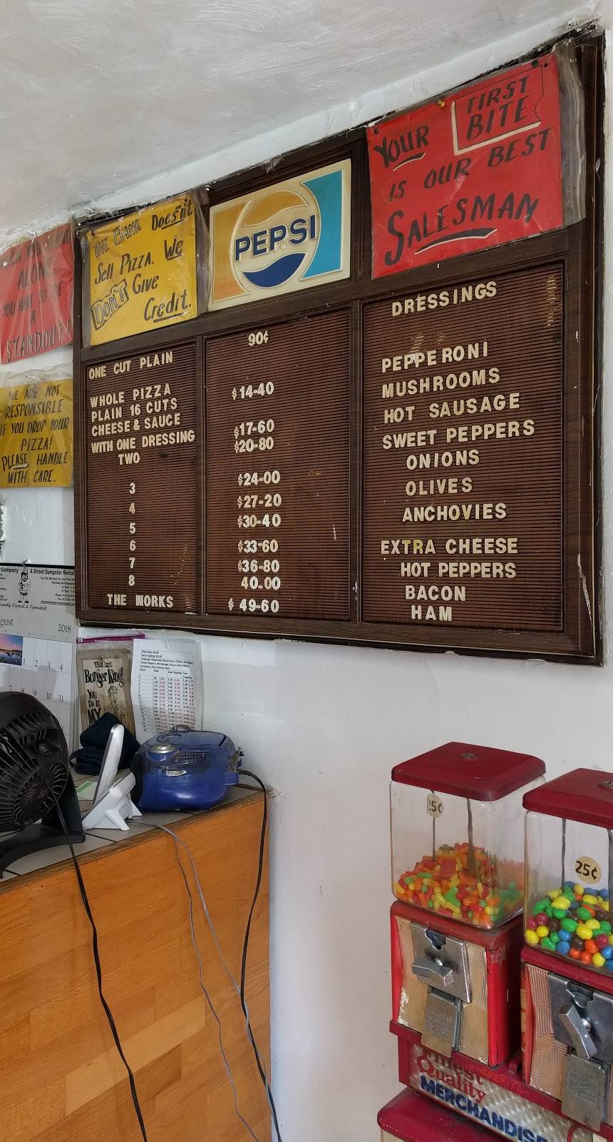 Della Salas Pizza | restaurant | 5527 Verona Rd, Verona, PA 15147, USA | 4127935656 OR +1 412-793-5656