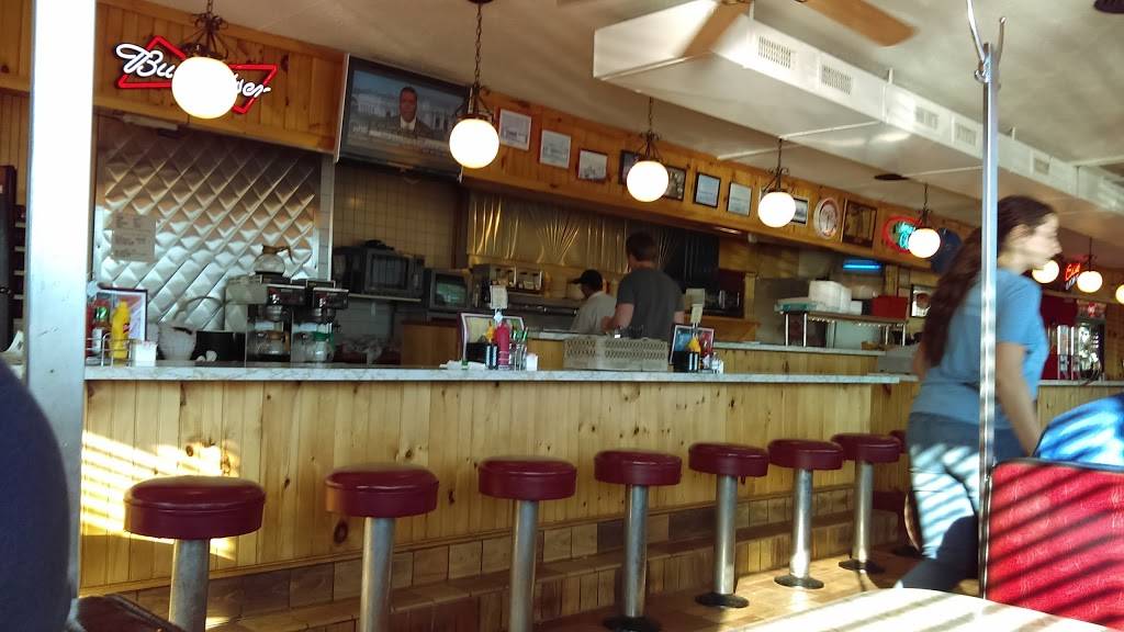 Gus Red Hots | restaurant | 5 Commodore Thomas MacDonough Hwy, Plattsburgh, NY 12901, USA | 5185613711 OR +1 518-561-3711