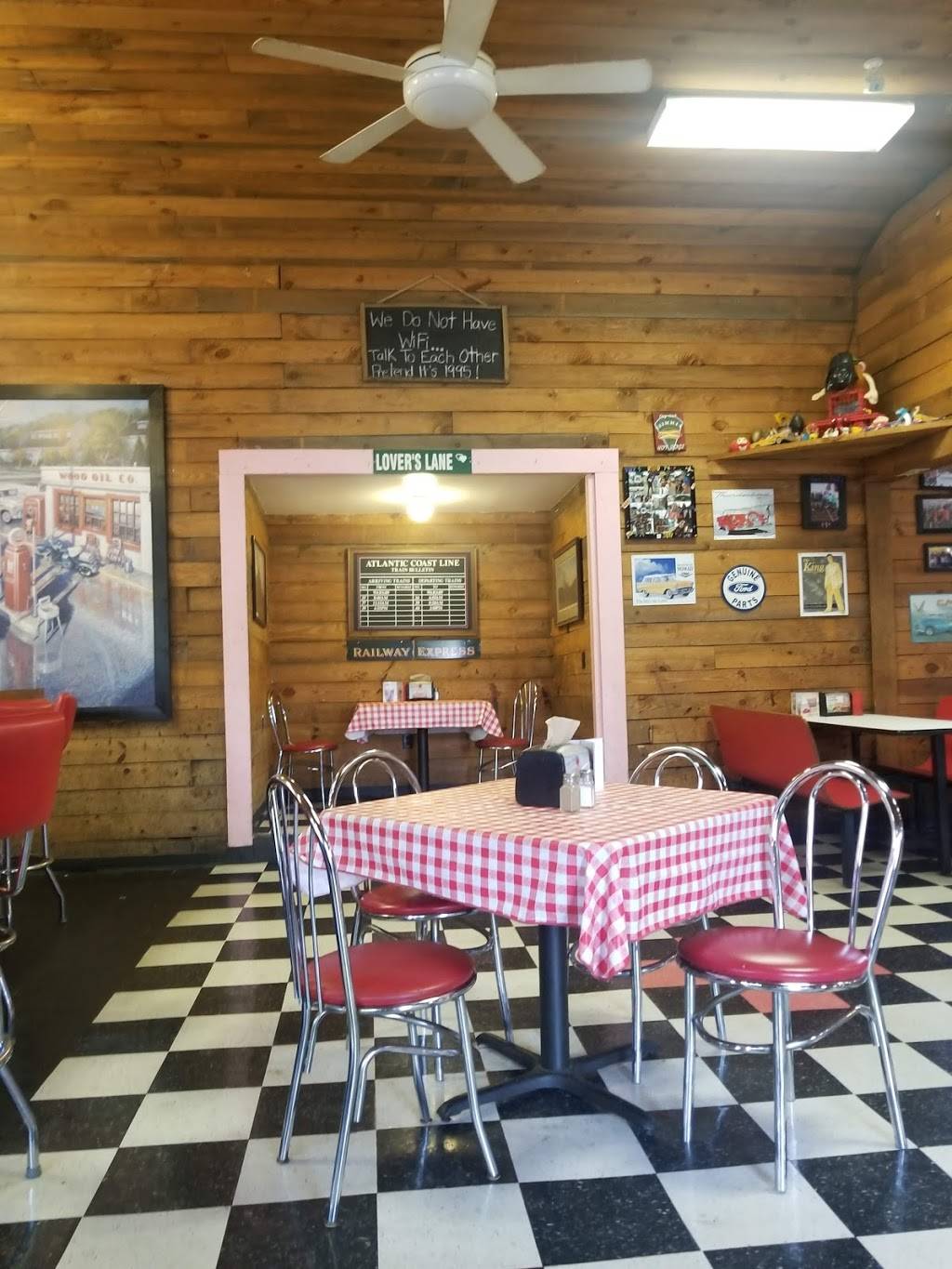 Hwy 55 Burgers Shakes & Fries | restaurant | 201 W Railroad St, Clinton, NC 28328, USA | 9105903007 OR +1 910-590-3007