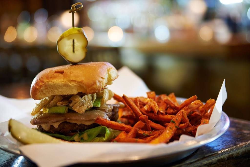 Stretch Bar & Grill | restaurant | 3485 N Clark St, Chicago, IL 60657, USA | 7737553980 OR +1 773-755-3980