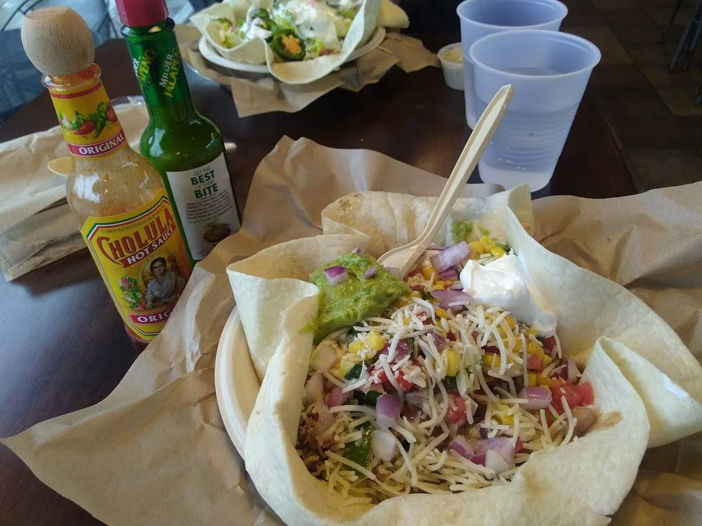 QDOBA Mexican Eats | restaurant | 3101 N Oakland Ave, Milwaukee, WI 53211, USA | 4143323000 OR +1 414-332-3000