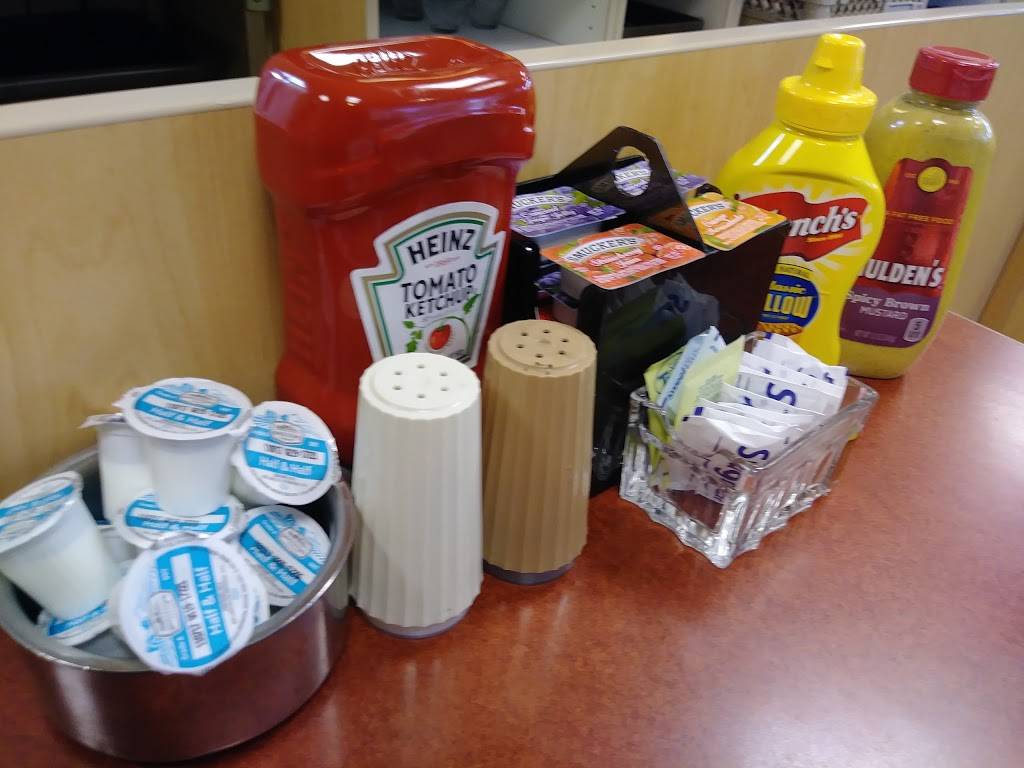 George Webb Restaurant | restaurant | 12201 W North Ave, Wauwatosa, WI 53226, USA | 4147744377 OR +1 414-774-4377