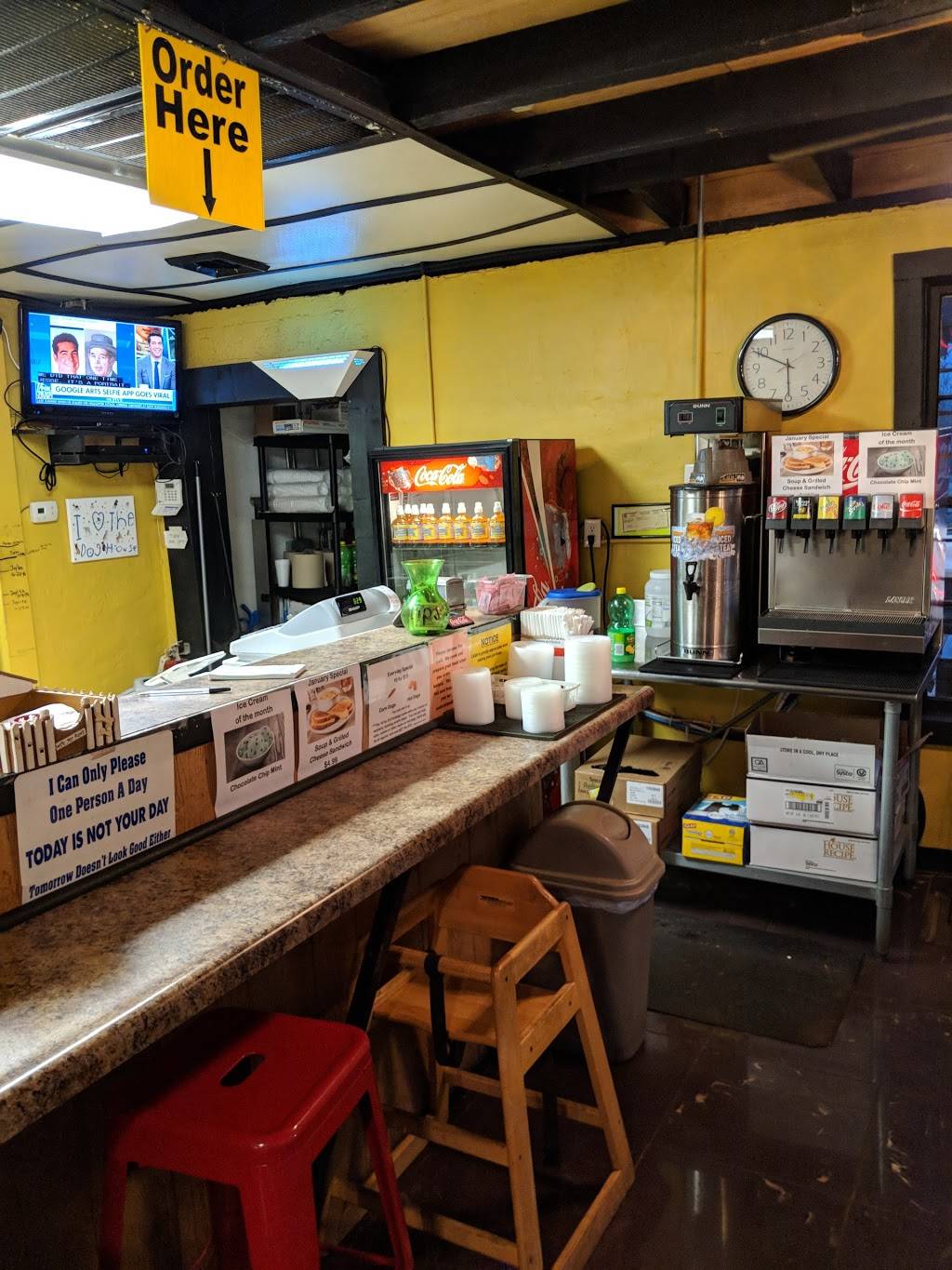 The Dog House | restaurant | 605 N Main St, Campobello, SC 29322, USA | 8644684458 OR +1 864-468-4458