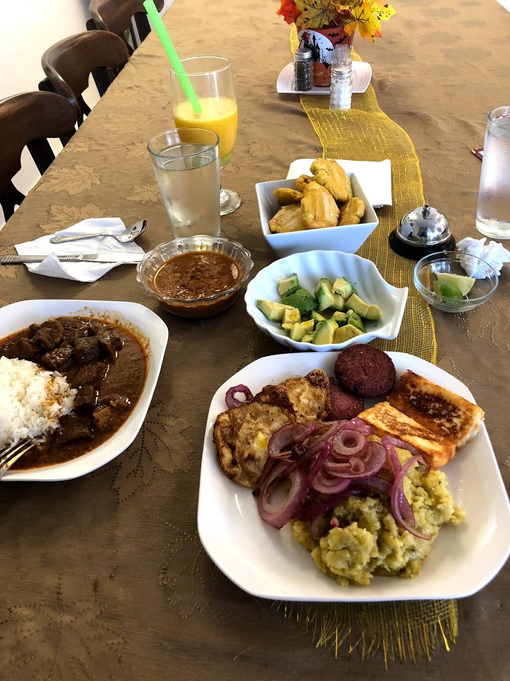 Restaurante Quisqueya | restaurant | 15006 Lindita Dr, Houston, TX 77083, USA | 8322436875 OR +1 832-243-6875