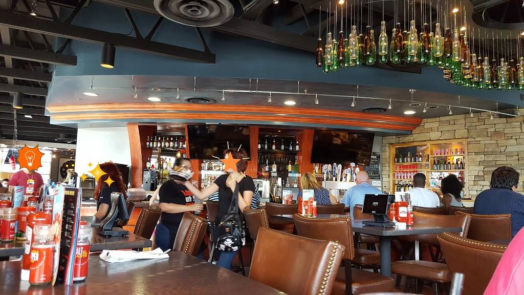 Red Robin Gourmet Burgers and Brews | restaurant | 502 Cross Creek Mall, Fayetteville, NC 28303, USA | 9108644550 OR +1 910-864-4550