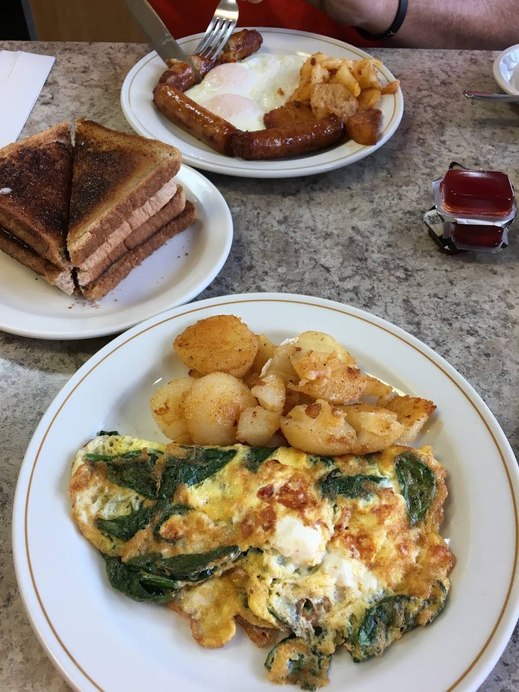 Queens Café Restaurant | restaurant | 149 Broadway, Tillsonburg, ON N4G 3P7, Canada | 5196880191 OR +1 519-688-0191