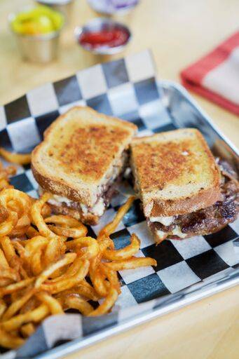The Terry Melt | restaurant | 22000 Ford Rd, Dearborn Heights, MI 48127, USA | 3134062065 OR +1 313-406-2065