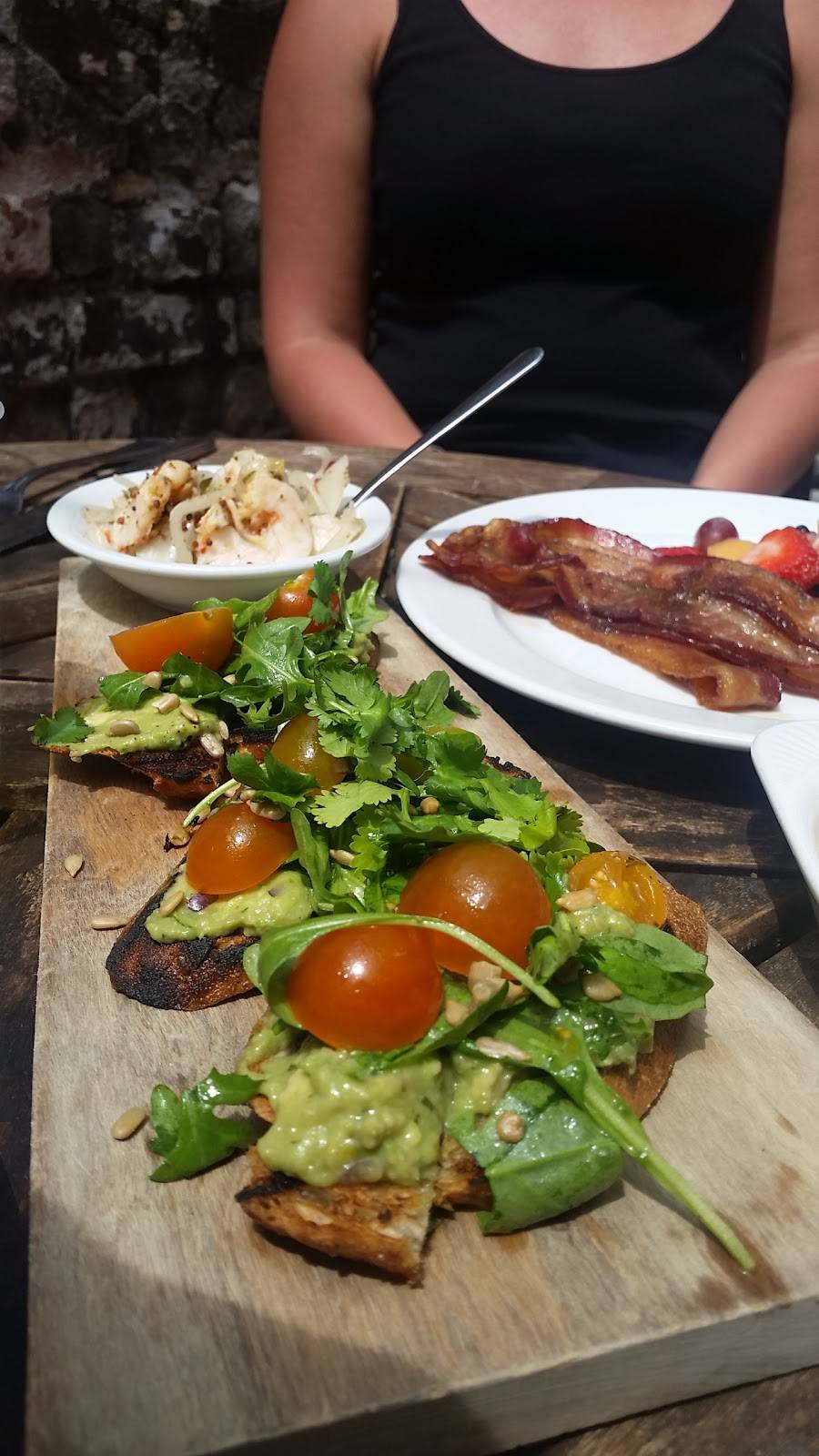 Blind Tiger Pub | restaurant | 36-38 Broad St, Charleston, SC 29403, USA | 8438726700 OR +1 843-872-6700