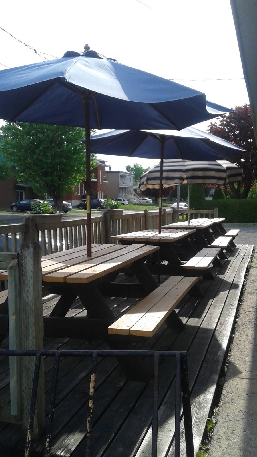 Le Sous-Marin | restaurant | 204 Rue Jacques-Cartier S, Saint-Jean-sur-Richelieu, QC J3B 4J2, Canada | 4503467496 OR +1 450-346-7496