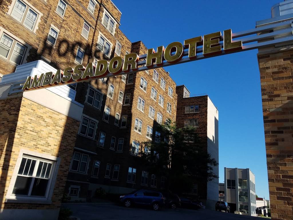 Ambassador Inn | restaurant | 2301 W Wisconsin Ave, Milwaukee, WI 53233, USA | 4143420000 OR +1 414-342-0000
