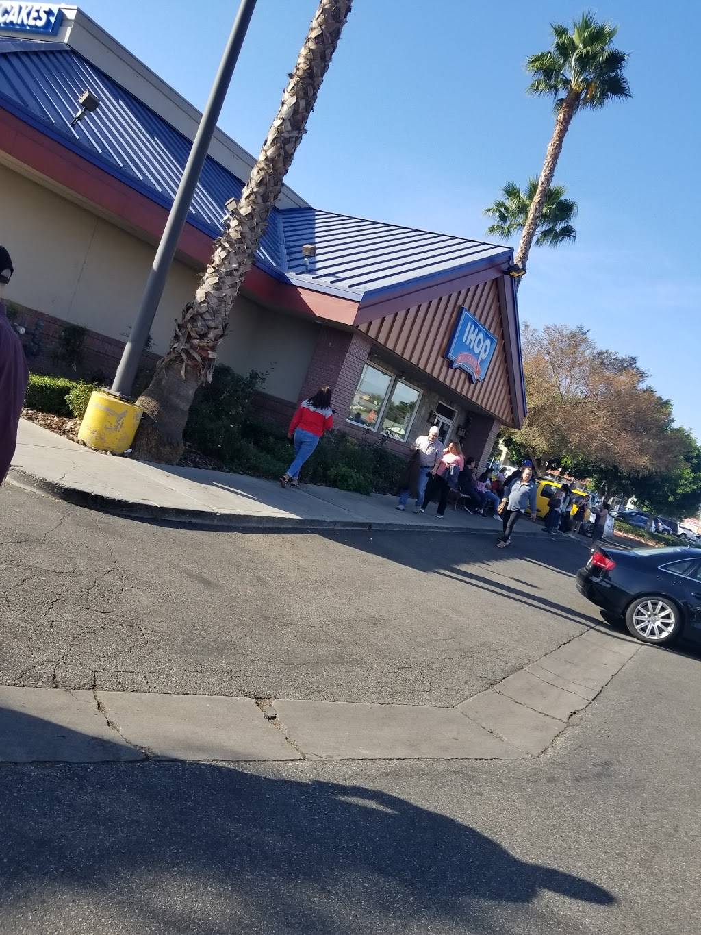 IHOP | bakery | 22810 Vanowen St, West Hills, CA 91307, USA | 8187109452 OR +1 818-710-9452