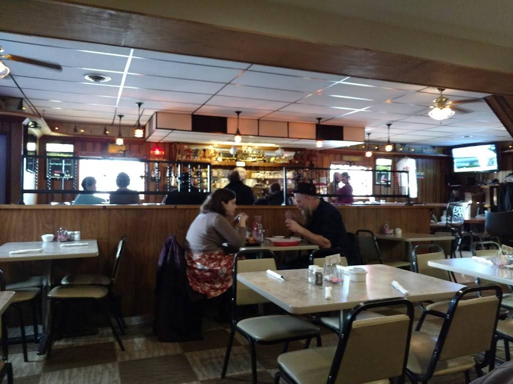 Buddys Clubhouse | restaurant | 2364 Washington St, Dubuque, IA 52001, USA | 5635889932 OR +1 563-588-9932