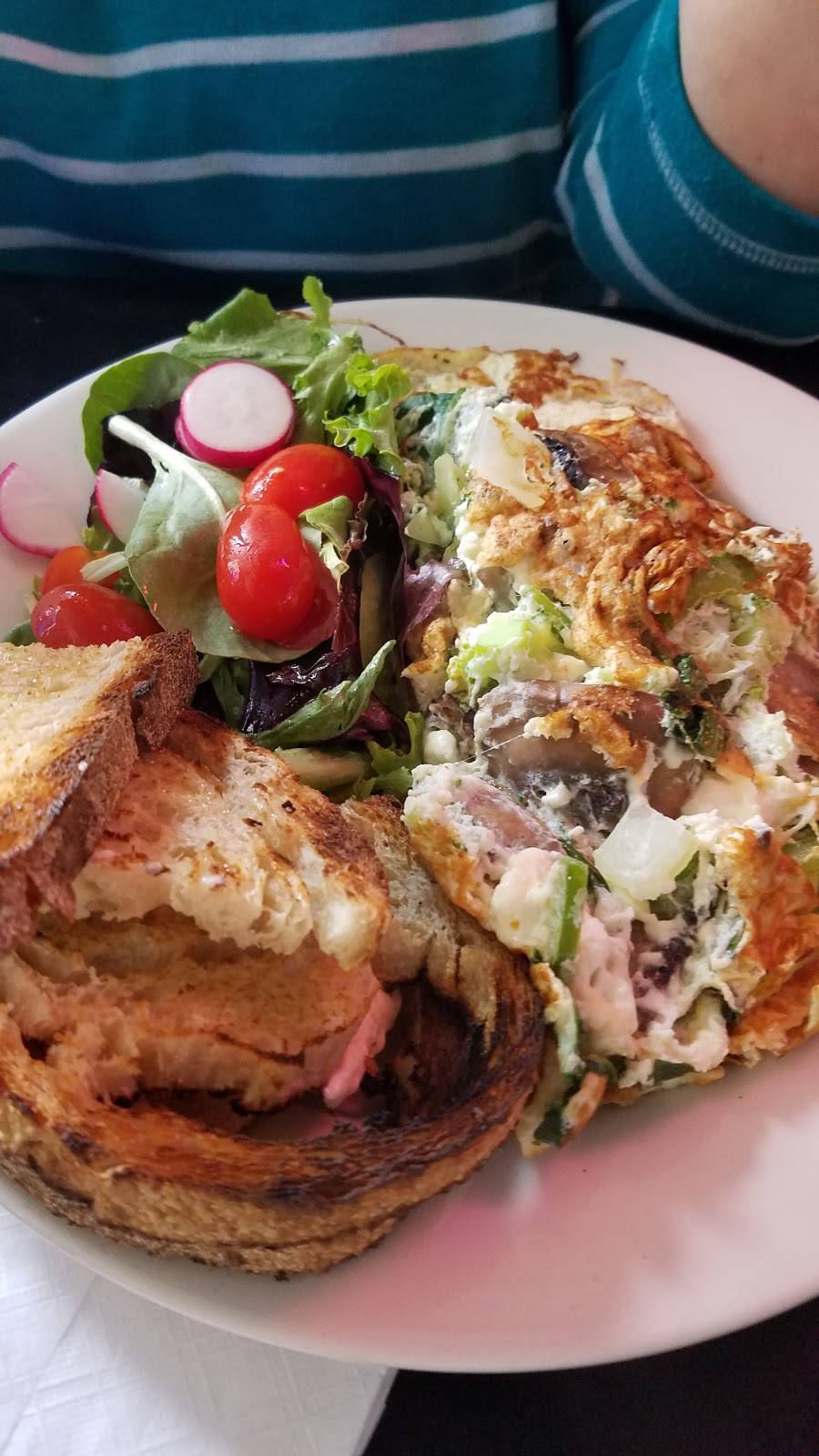 Deluxe Town Diner | restaurant | 627 Mt Auburn St, Watertown, MA 02472, USA | 6179268400 OR +1 617-926-8400