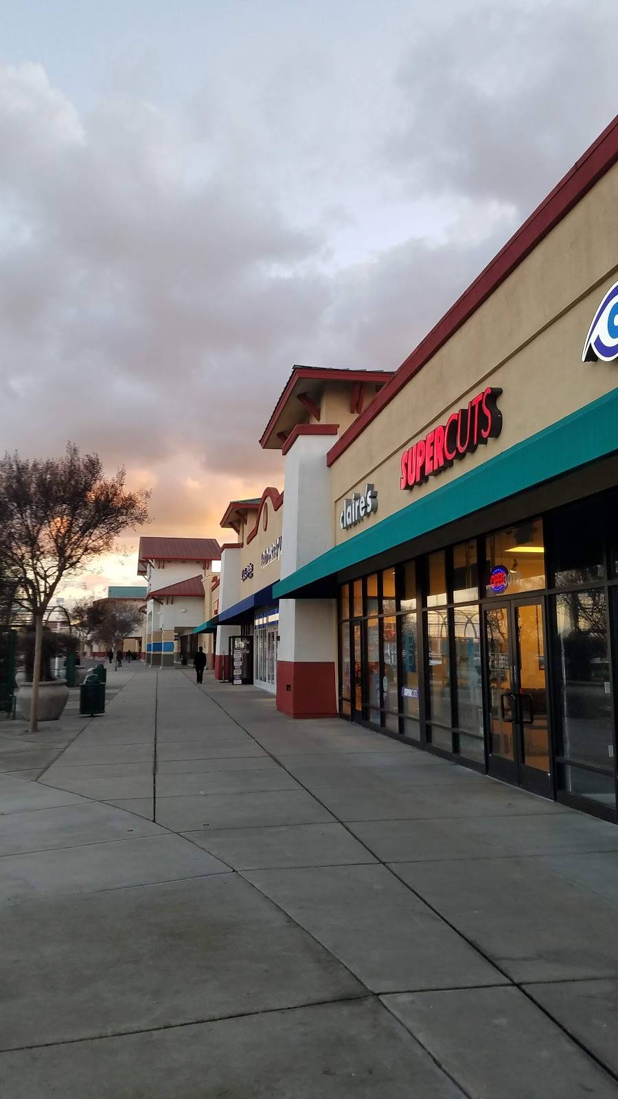 Monte Vista Crossing | shopping mall | 2801-3027 Countryside Dr, Turlock, CA 95380, USA | 2094749900 OR +1 209-474-9900