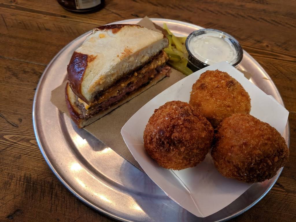 Binge BBQ | restaurant | 12 Broadway, Newport, RI 02840, USA | 4016193799 OR +1 401-619-3799