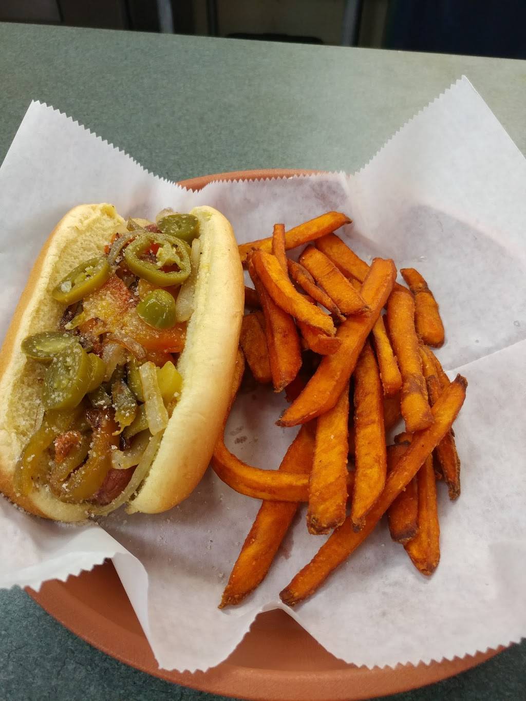 Hot Dog Hut | restaurant | 1439 3rd St S, Jacksonville Beach, FL 32250, USA | 9042473641 OR +1 904-247-3641