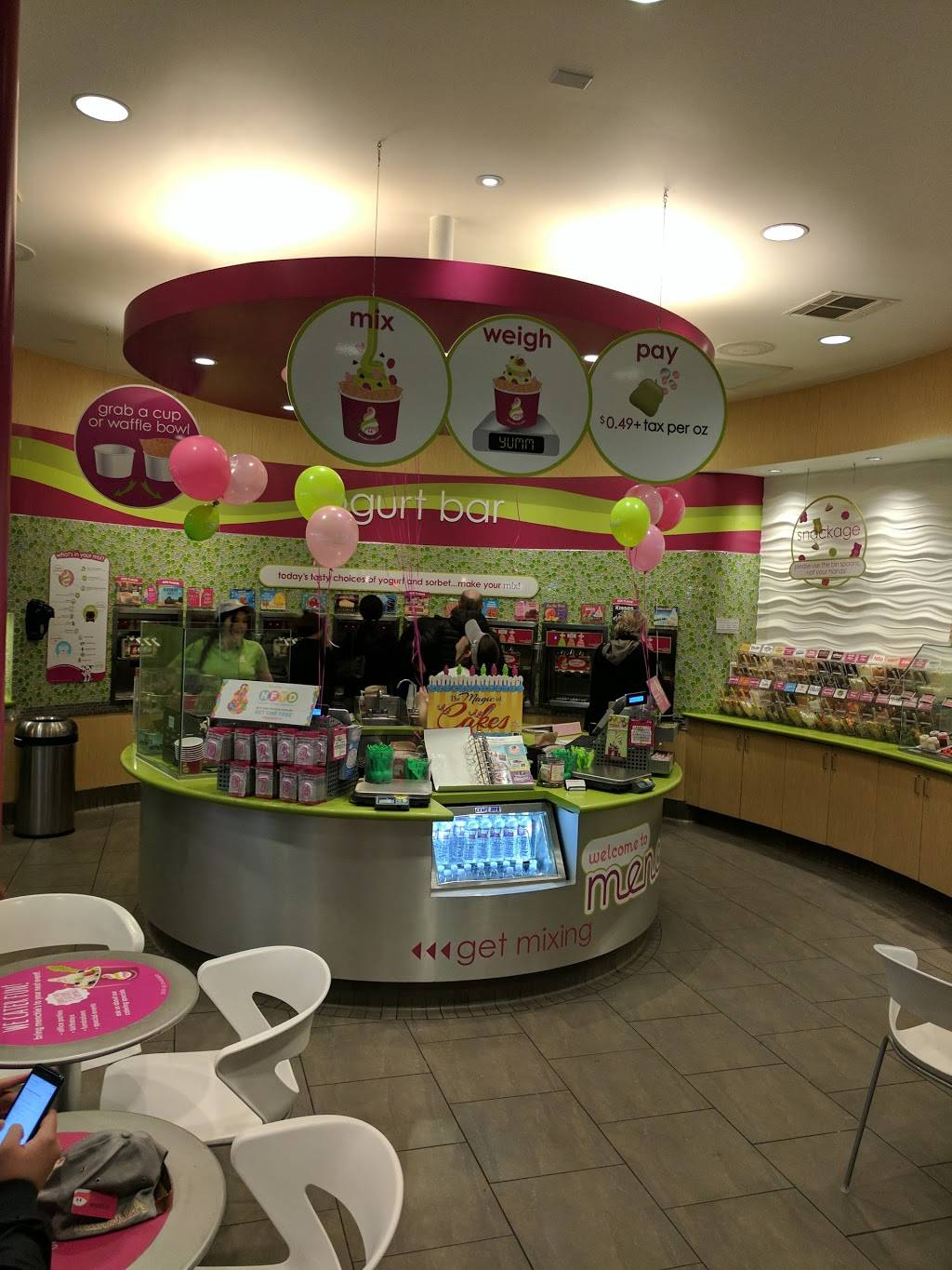 Menchies Frozen Yogurt | bakery | 17245 Ventura Blvd, Encino, CA 91316, USA | 8189901500 OR +1 818-990-1500