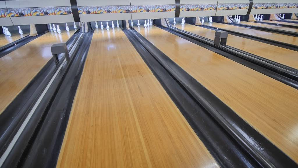 Kingsway Lanes & Restaurant | restaurant | 215 Riverside Dr, Welland, ON L3C 5E3, Canada | 9057352141 OR +1 905-735-2141